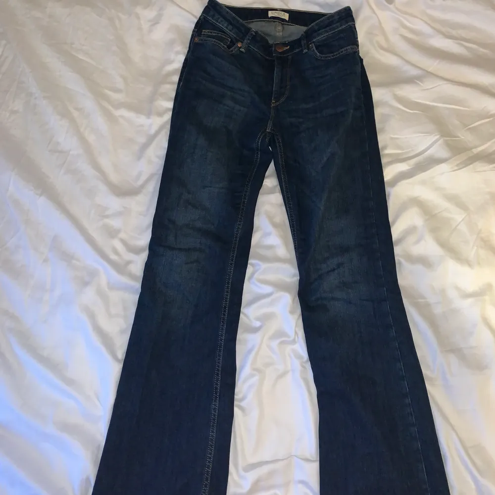 Mörkblåa bootcut jeans från Lindex i modellen Karen. Storleken är 36. Dom är väldigt sköna och har fin färg men säljs då de inte kommer till användning längre. Har används sparsamt! Nypriset är då 349 kr. Frakt ingår ej.  . Jeans & Byxor.