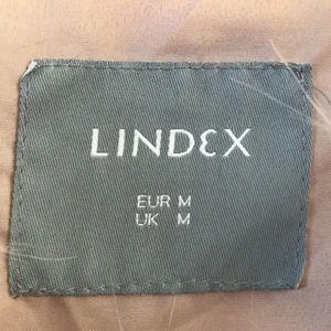 Lindex, fake päls, stl M - Stor rosa fake päls, öanvänd. Liten rosa fläck som säkert går bort av tvätt. Om möjligt kan den lämnas, annars postas den. Köpare står för frakt. Betalas via swish. 