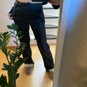 Svarta skinnbyxor - Svarta skinnbyxor använda ett fåtal gånger, jättefint skick. Storlek xs men passar även s. Skriv för fler bilder, frakt tillkommer