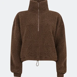Brun sweatshirt med dragkedja - Helt oanvänd brun sweatshirt från Bik Bok. Finns dragkedja och ett gummiband längst ner på tröjan som man kan spänna åt om man vill ha mindre passform. Väldigt skönt material, är i storlek XS men är väldigt oversized så passar även de som har storlek M eller S.