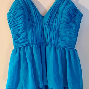 Klänning - Fin blå festklänning. Använd på 1 fest för många år sedan.  Storlek M, dock lite liten i storlek.  Nypris 499kr Pris 120kr  Finns i Malmö