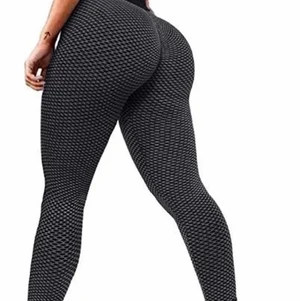 ”TikTok” leggings storlek M - 2 vita och en svart. Helt nya som jag säljer då jag beställde fel storlek. Skulle säga att dom sitter som en vanlig M. Köpte 2 för 500kr men ni kan få 3 för 500kr. Bra material och sköna att ha på sig. 