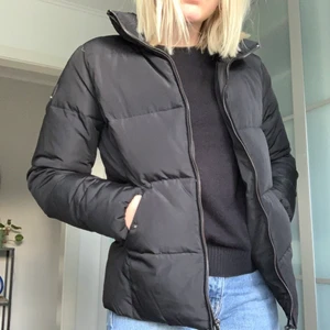 Only Dunjacka, S - En tjock och varm dunjacka från Only i väldigt bra skick. Jackan är sparsamt använd och har en tillhörande luva som går att ta på. Riktigt snygg och stilren. Luvan medföljer! 