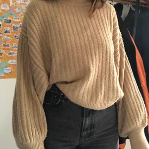 Stickad tröja  - Jättemysig stickad tröja, gott skick! Köptes på Gina förra året