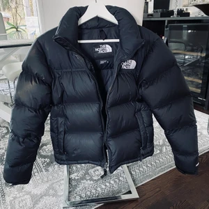 The north face - Dunjacka  - Säljer nu min svarta dunjacka från The North Face som endast är använd ett fåtal gånger och är därav i nyskick! Den är i storleken XS men passar även S eftersom den är lite oversized. Köptes för 2 800kr förra året och har inga alls defekter, så gott som ny! Om fler är intresserade blir det budgivning 💙 köpes direkt för 2100+frakt