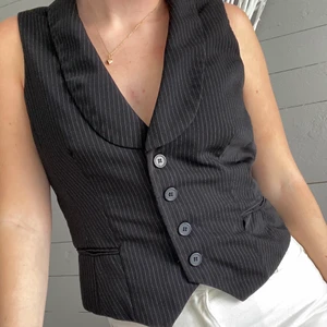 Kostymväst - Säljer en kostymväst i strl 40. Lite stor på mig tyvärr. Fint skick & den går att spänna lite i ryggen. Köpare står för frakt💜