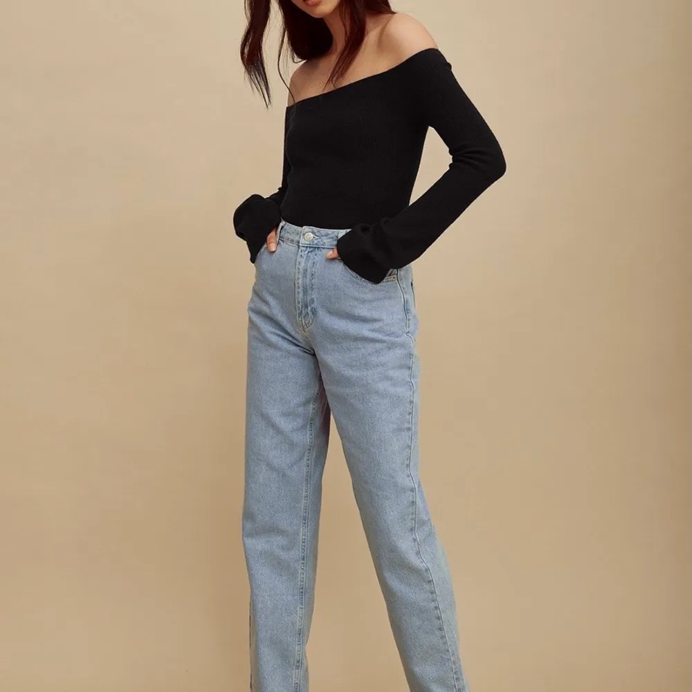 Säljer dessa ursnygga jeans från Amelie star’s kollektion. Säljer pga för liten storlek. . Jeans & Byxor.