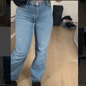 Blå jeans  - Säljer ett par snygga blå jeans med rak passform. De är köpta från Monki för 400 kr. Säljer dem pga att de inte kommer till användning. 