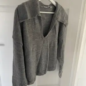 En grå stickad tröja med V-rigning, sparsamt använd!🤩 Frakt tillkommer!