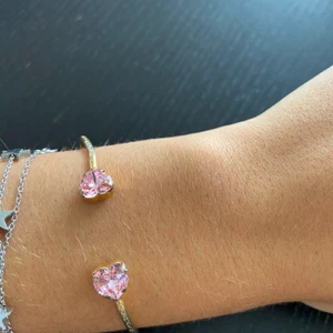 Armband Caroline svedbom  - Säljer detta fina armband! Inga defekter. Små rosa hjärtan. Svarowski kristaller 