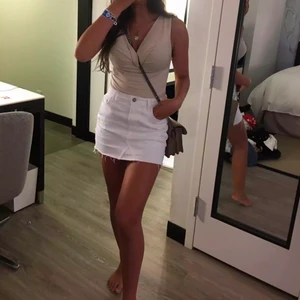 VIT JEANSKJOL FRÅN HOLLISTER - Super snygg vit kjol. Super fräscha.  Aldrig sett en jeanskjol som sitter såhär bra. Dock lite kort för mig. Strl 0 (waist 24). Jag har ganska långa ben så dem är lite korta på mig. Därför väljer jag att sälja dem! 