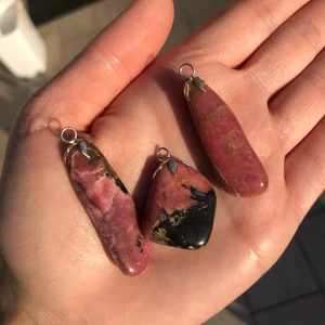 Rodonit hänge kristall mineral - Underbara rodonit hängen. Frakt 12kr. Styck pris 