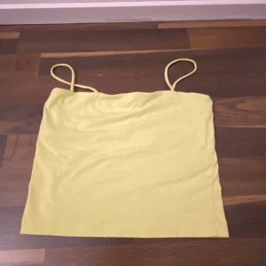 Linne/t-shirts  - Säljer alla 3 för 100. 1 för 35.