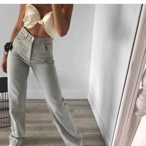 Gråa jeans från zara - Gråa jeans från zara. Färgen syns bättre på första bilden och passformen på mig syns bättre på andra. Är 160cm.