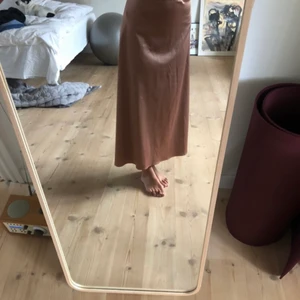 Zara nederdel  - Sød zara nederdel i rosa farve i silkeagtig stof 🤍 