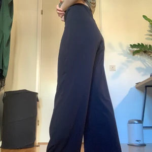 Svarta stretchiga byxor - Byxorna är från Sisters Point i storlek M o sitter väldigt skönt. De är i stretchigt lite tjockare material, så väldigt sköna, passar S-M skulle jag säga och bra i vinter! De är högmidjade, vidare i benen o en bra längd. De har inga extra detaljer utan är väldigt stilrena🦋