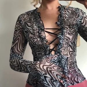 Mesh topp i mönster med snörning  - Mesh topp i storlek XS med snörning. Oanvänd. 