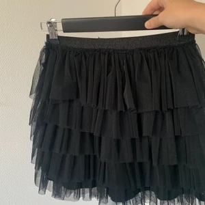 Zara Tyllkjol - Lägger ut igen pga oseriösa köpare! Säljer nu min populära tyllkjol från zaras barnavdelning, jättefin å passar till mycket men kommer tyvärr inte till användning av mig. I storlek 164 men passar mig som vanligtvis har S⚡️