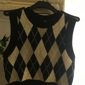 Rutig väst från H&M strlk XS - Mysig rutig väst i strlk XS i nyskick. Endast använd ett få par gånger, som ny. Säljer för att den är lite liten för mig tyvärr. Perfekt nu i höst!🍁💕