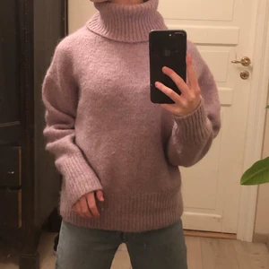 Polotröja  - Säljer denna fina slutsålda lila polotröja från Zara!🥰 Storlek S och i bra skick! Köparen står för frakten.