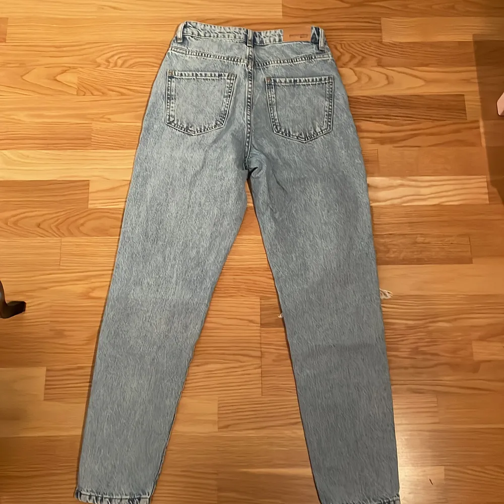 Säljer nu dessa supersnygga jeans från Gina. Köpte dem för ett tag sen men dem kom aldrig till användning och är därför inte slitna. Tänker att jag säljer dessa för 250kr.köparen står för frakten . Jeans & Byxor.