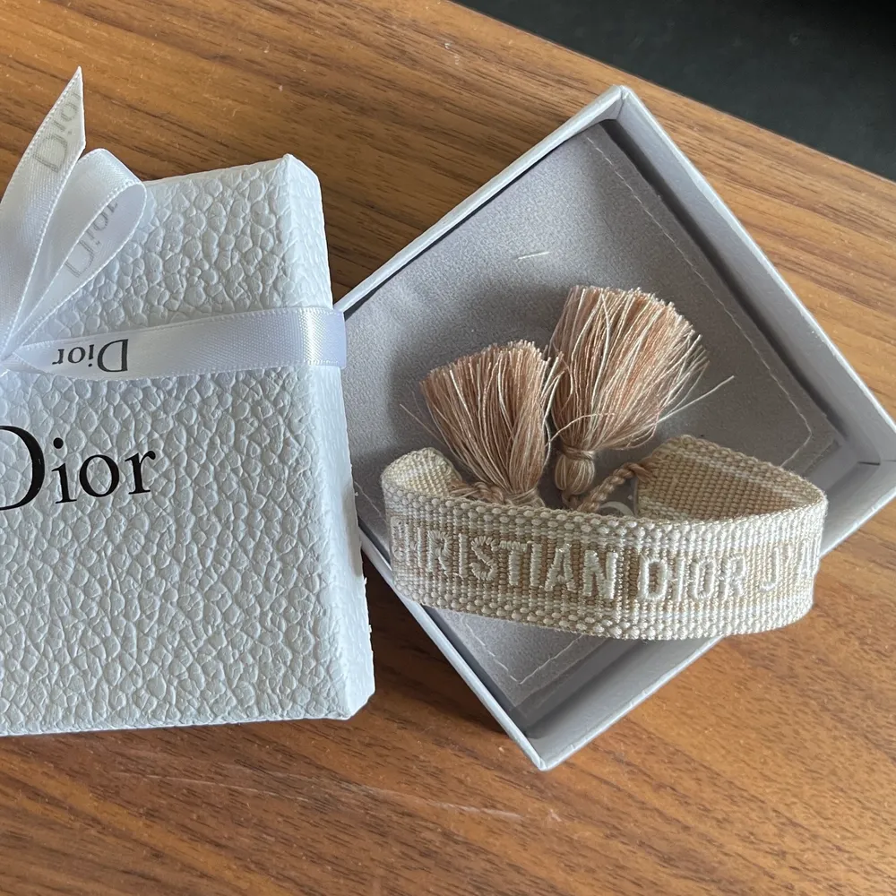 Helt nytt replica armband från Christian Dior . Armbandet är reglerbart och passar alla. Allt ingår på bilden. Armbandet är fejk och får inte säljas vidare som äkta. Accessoarer.