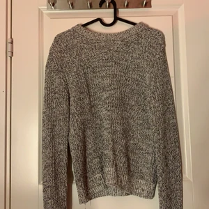 Stickad tröja me långa armar från hm st  - Den sitter bra och är ca 1 år gammal men använd max 10 ggr