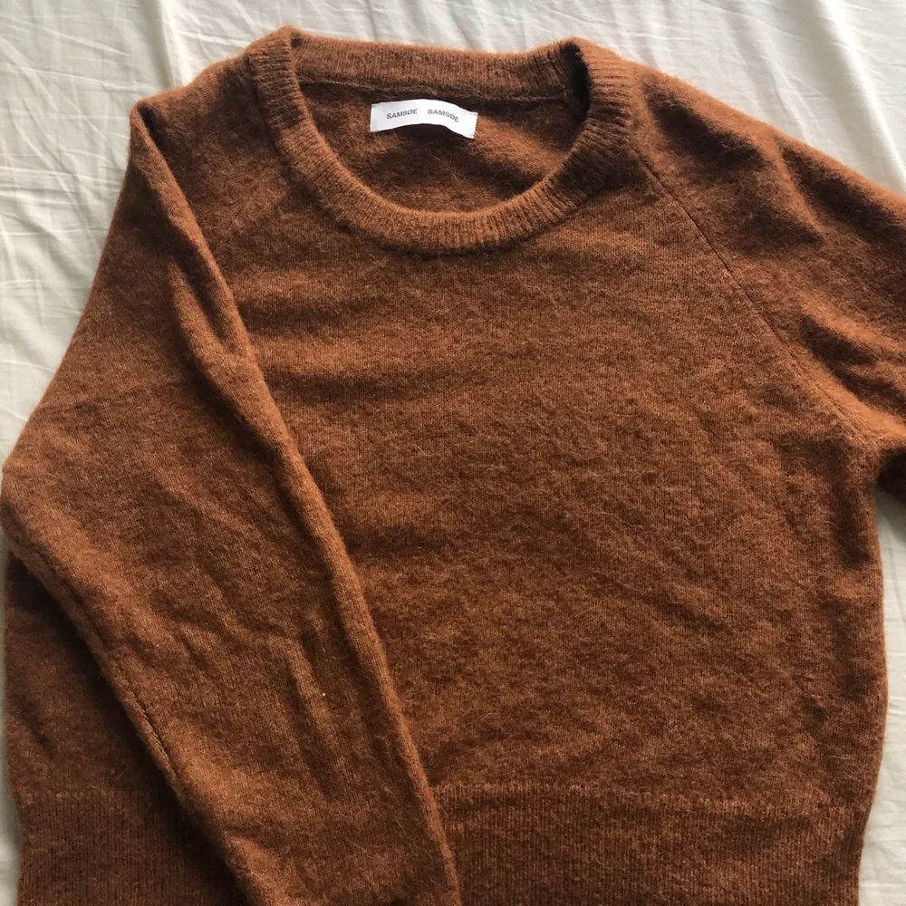 Jättefin gullig brun stickad tröja! Superfin nu till hösten och går att matcha till nästan allt😍😍väldigt bra skick, köparen står för frakt! Nypris ca 1200kr. Stickat.