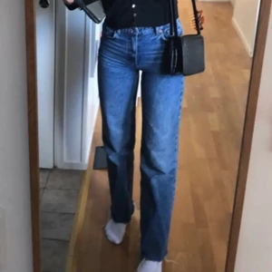 Zara jeans - Jätte fina zara jeans som passar nu till hösten  i nyskick som jag köpt plick men tyvärr (!!!)satt lite löst på mig:((  Dom är i storlek 36 och har vanligtvis 34 så inte konstigt att de inte satt bra, men de var perfekta i längden på mig som är 175! säljer för 200+frakt❣️