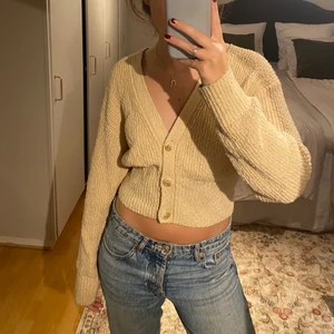 Stickad kofta - Beige stickad kofta från &other stories✨ använd typ 2 ggr, storlek XS. Frakt ingår ej☺️