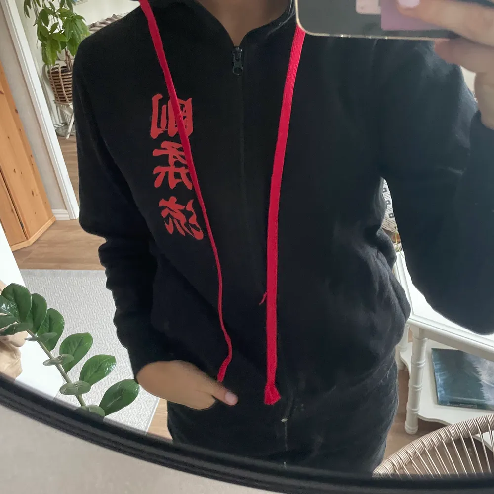 En svart hoodie med japanska tecken! Är i strl 150, men passar nog en person med xs väldigt bra! Säljer för att den är för liten. Finns inte tillgänglig att köpa från vanlig butik!. Hoodies.