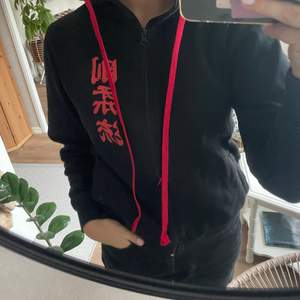 En svart hoodie med japanska tecken! Är i strl 150, men passar nog en person med xs väldigt bra! Säljer för att den är för liten. Finns inte tillgänglig att köpa från vanlig butik!