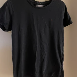 Tommy Hilfiger T-shirt - T-shirt som är för liten, tecken på användning💕