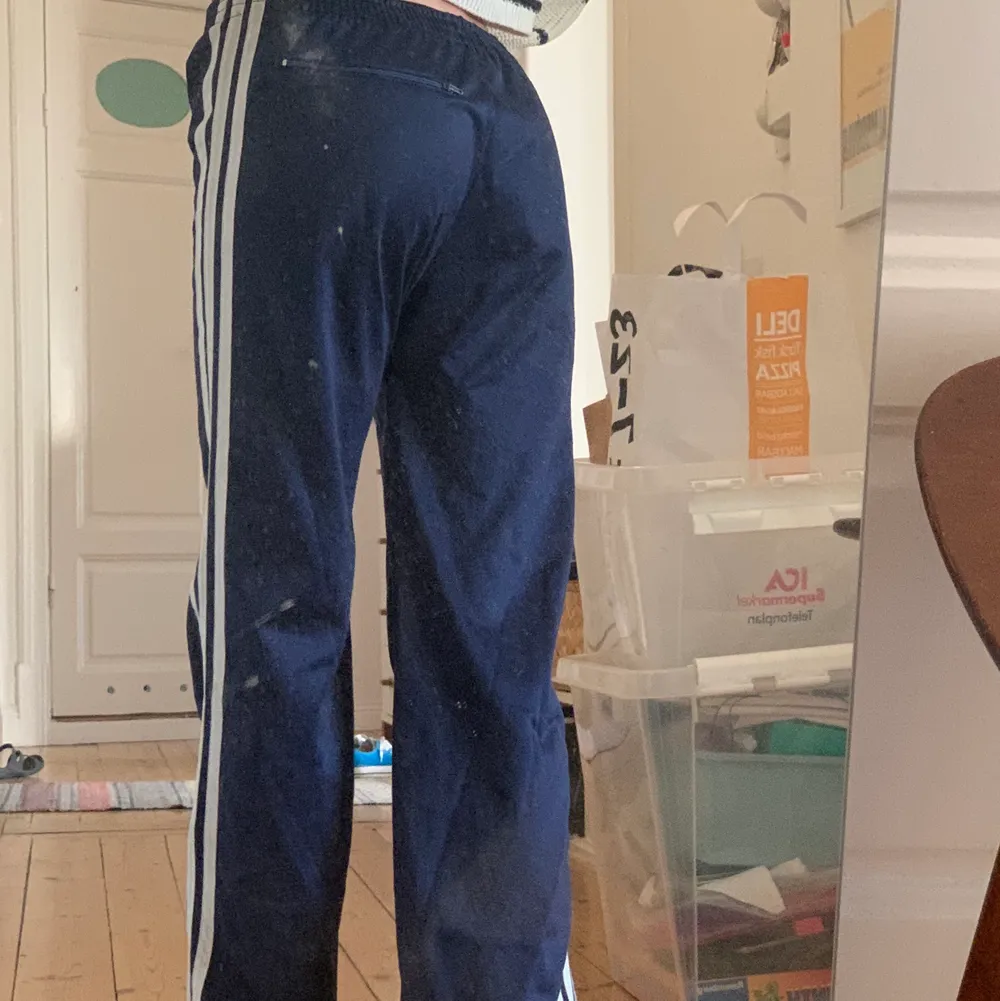 Skitsnygga Adidasbyxor! Säljer för att jag har många liknande och behöver pengar. Möts upp på söder och runt tc! . Jeans & Byxor.