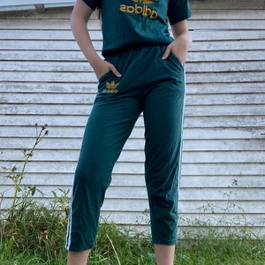 Adidasbyxor  - Nu säljer jag dessa fake/kopia av Adidasbyxor då dom är för korta för mig! Jag är ca 172cm och passar någon som är runt 160cm (storlek står inte men jag skulle tro att det är storlek S) 
