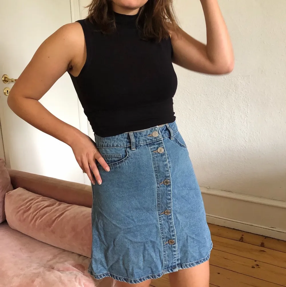 Denim skirt with buttons in the front // Never used!. Kjolar.