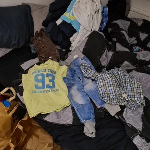 Barnkläder i massor  - Kör en variant på loppis nästa helg med massor av barnkläder för främst pojkar. Det finns en del i strl 74 och mycket i storlekarna 86, 92 och en del 98. Allt från i nyskick till bättre begagnat. Både vanliga kläder, overaller, överdragsbyxor, regnkläder mm. Det finns även skor, sandaler och stövlar från storlek 22 upp till 26/27. Två åkpåsar, cykelhjälm, mössor, hattar, vantar, haklappar, tallrikar och några leksaker.  Söndag 17/10 mellan 11-14. Adress skickas till intresserade via meddelande. 