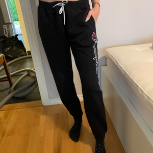 Champion mjukisbyxor - Bra skick, från kidsbrandstore så det är barnstorlek. Sitter som S/M