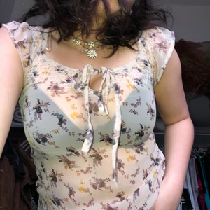 Blus - Blommig blus❤️ PRISET ÄR INKLUSIVE FRAKT