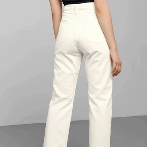 Weekday Rowe - Oanvända vita Weekday Rowe i storlek 27/34, med lapp kvar! Köpare står för frakt :)