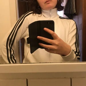 Retro adidas tröja/jacka - Jättefin vintage 70tals känsla, passar mig som har s/m,  krage, vit med grå ränder