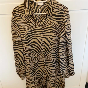 Klänning  - Oanvänd klänning med knyt i midjan 