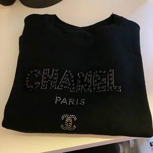 Skitsöt tröja med ”Chanel Paris CC” på framsidan i pärlor och rinestones. Kommer inte ihåg vart den köptes, men är definitivt ej äkta. Om du ska mötas så läggs det till 38kr på priset. Har fixat nopprorna på den 🥰 färgen är som på första bilden ☺️