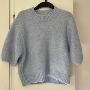 Stickad tröja - Populär stickad t shirt från zara, endast använd en gång! Köparen står för frakt😊