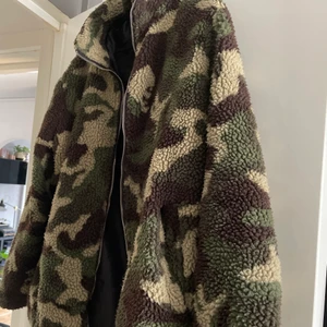 Jacka - Militär jacka i teddy material. Från boohoo, ganska väl använd men inga skador