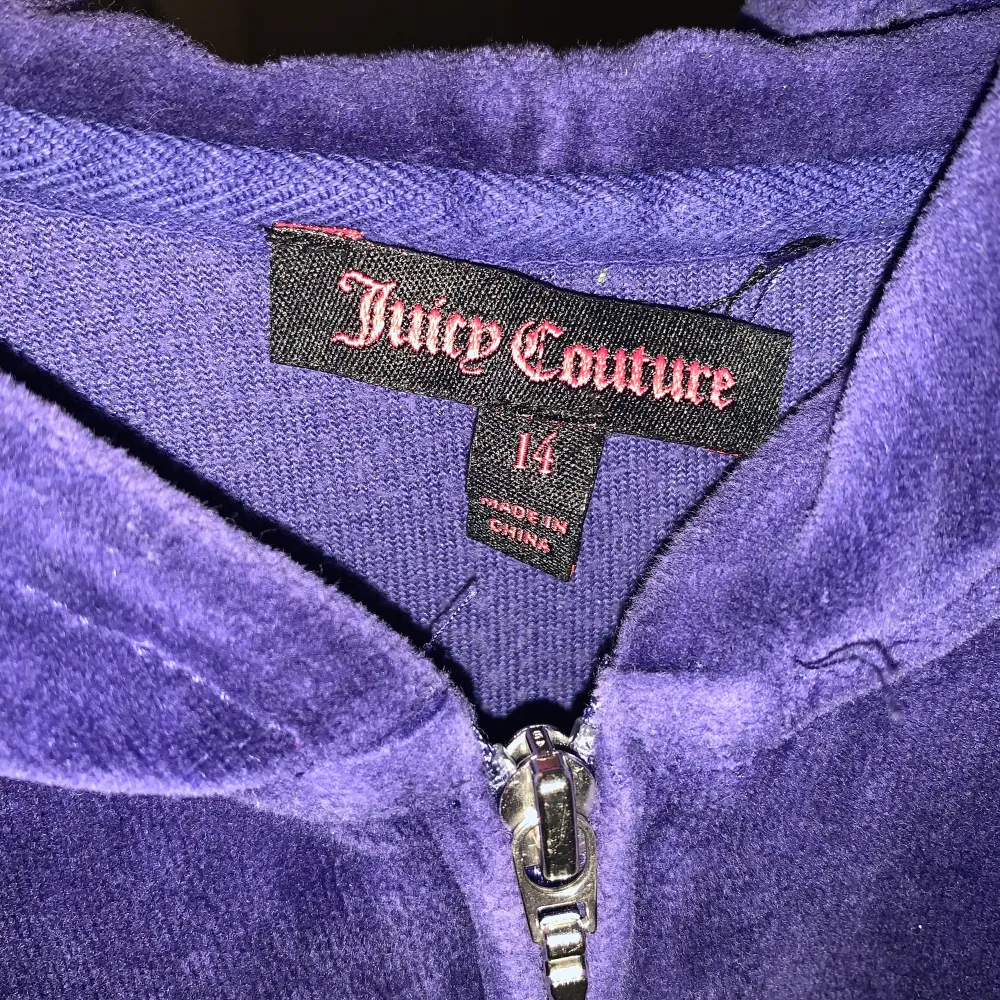jättefin blå/lila kofta från juicy couture som jag säljer pga inte min storlek. änvänd en gång och är i bra skick, förutom lappen som är lite avsliten :). Tröjor & Koftor.