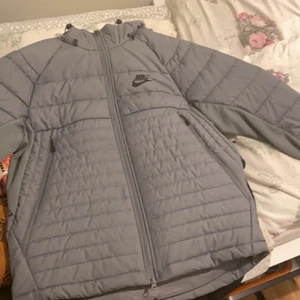 Nike hybrid jacka  - Grå varm och skön 