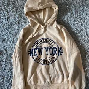 Hoodie  - Hoodie med tryck på. Storlek S.