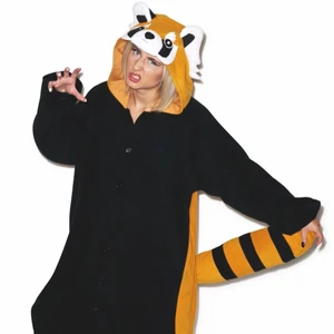 Onesie - Säljer denna onesie i storlek ONESIZE - passar folk som är mellan 170-185 cm. Nypris 499 kr och har bara använts ett fåtal gånger. Kom med egna prisförslag och hör av dig om du är intresserad!