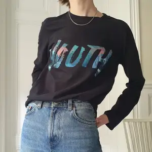 Svart tunn, långärmad tröja köpt på Troye Sivans konsert 2016 med texten 